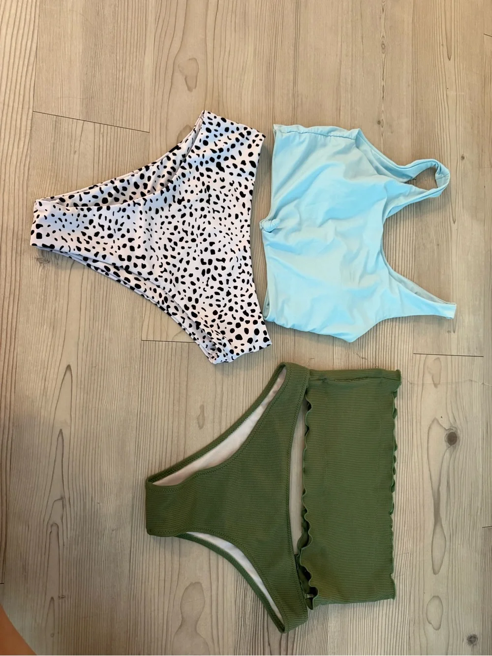 Bag of bikinis & swimsuits - Picture 3 of 9